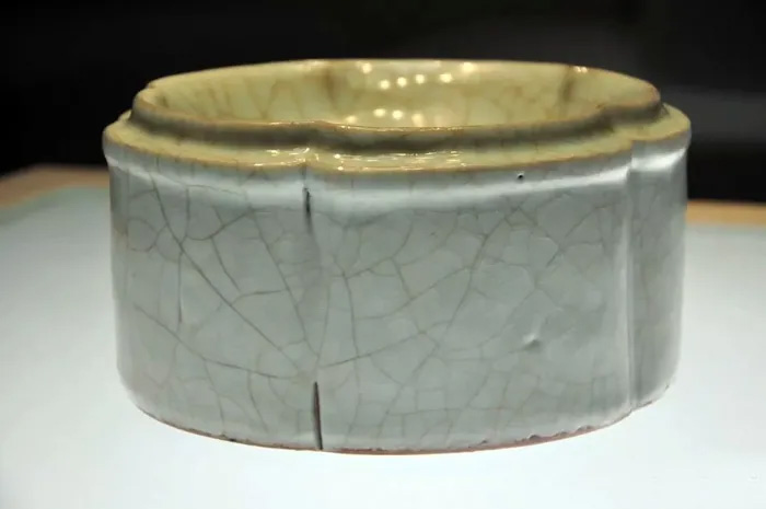 宋 官窑粉青釉海棠式套盒 图片