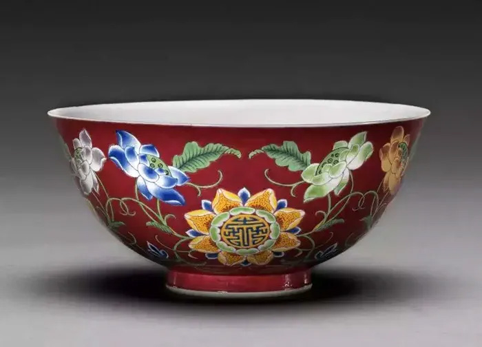 胭脂红地珐琅彩开光花卉纹碗 图片