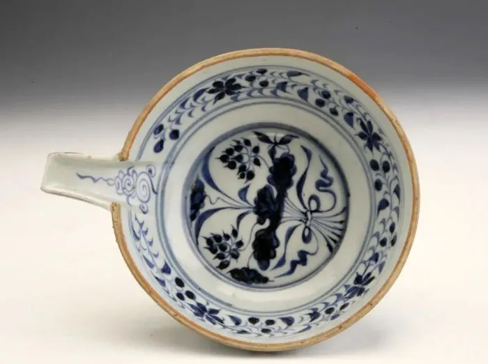 胭脂红地珐琅彩开光花卉纹碗 图片