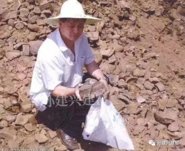 孙建兴在堆积如山的匣钵上.jpg 图片